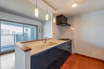 料理をしながら会話を楽しめる、対面式キッチンです。