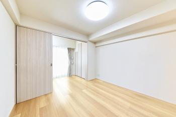 リビングと洋室が続いているつくり（CG加工によるリフォームイメージです）