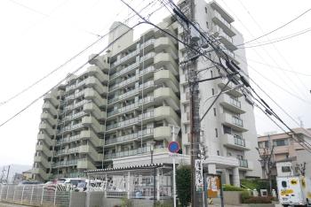 鉄筋コンクリート造地上10階建て、総戸数88戸のマンションです