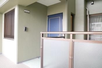 対象住戸の玄関です（カメラ付きインターホンが設置されています）