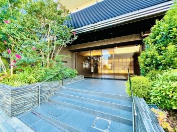 緑の植栽がエントランスを彩ります