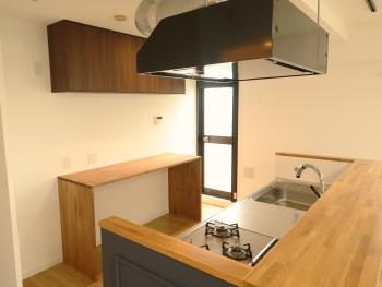 カウンターや上部吊り棚付きで便利なキッチン