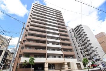 現地外観。エントランスはゆとりある広さ。