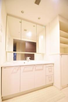 三面鏡付洗面化粧台は二人並んでの身支度も余裕の幅。