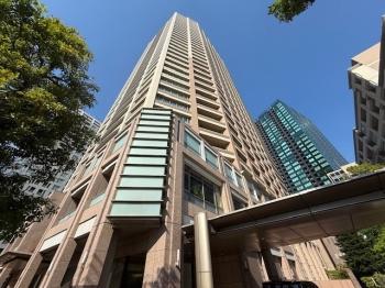 地上36階建のマンション外観