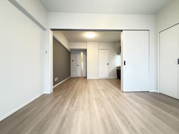 ダイニングに隣接した約6.8帖の洋室