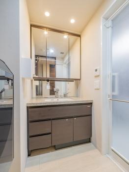 収納付き三面鏡