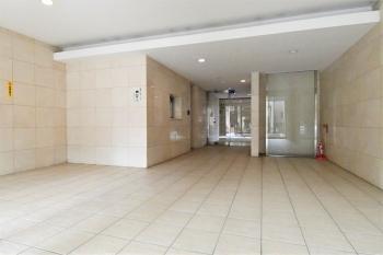 壁面に天然石を採用した瀟洒なエントランスホール