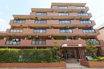 ブラウン系タイル貼りで耐久性を高めた堂々たる現地外観