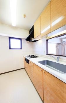 システムキッチン　換気ができる窓付きです（CG加工によるリフォームイメージです）