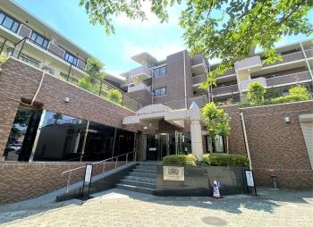 周囲には緑が臨めます