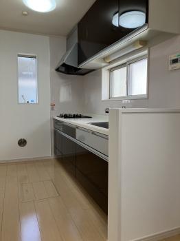 静音タイプのワイドシンク　　浄水器　窓もあり明るいキッチンです