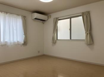 リビングダイニングはキッチン含めて約１４．１帖　４か所のうち３か所の窓は腰高窓