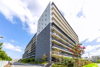 緑も多く高級感も感じられる外観