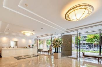 エントランスフロアはガラス張りにより、開放的でホテルライクな空間を演出します。