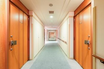 共用部内廊下は外気にさらされないので、寒暖の影響を受けにくいです。