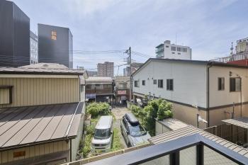 南側バルコニーからの眺望。日当たり良好のお部屋です。