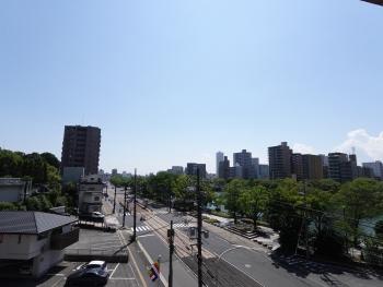 南西向きバルコニーからの眺望です（京橋川を眺めることができます）