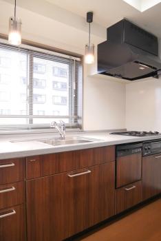 窓に面しており開放感があります（日中は電気をつけなくても明るく使用ができます）