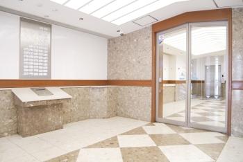 セキュリティに配慮されたカメラ付きオートロック仕様のエントランスです