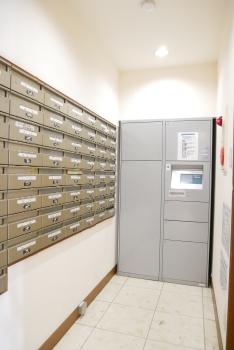 ご不在時でも荷物を受け取れる宅配ボックスが設置されています