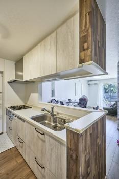 採光が確保でき、明るく風通しの良いシステムキッチン