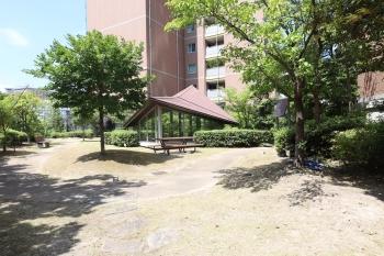 イーストサイド、ウエストサイドの間には中庭があります. イーストサイド、ウエストサイドの間には中庭があります.