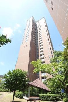 ウエストサイド南側からの外観. ウエストサイド南側からの外観.