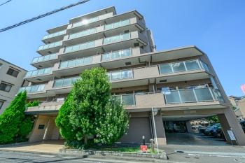 格調高いブラウン系タイル張りの優雅な現地外観