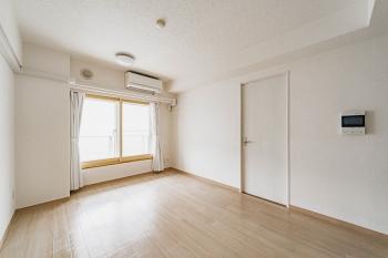 陽光が差し込む、明るい空間。ご家族皆様でゆったりとお寛ぎいただけます。