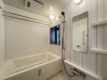 浴室換気乾燥機付き、浴室に窓もございます。