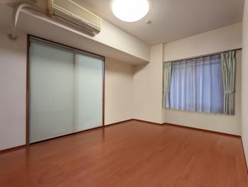 洋室２（現況写真と間取り図面をもとにＣＧで作成したリフォームイメージです）