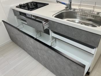 キッチン　下部収納は引戸仕様　ソフトクローズ付き