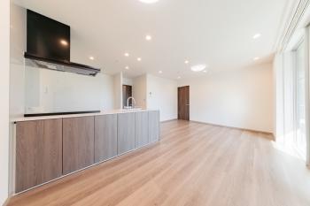 明るい南東向きのリビングダイニングキッチン