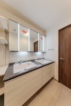 ダブルボウル仕様の洗面化粧台