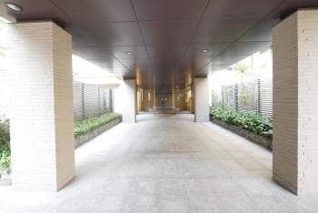 住まう方を迎え入れる南西側エントランス