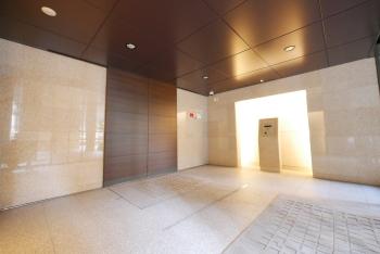 南西側・北東側両エントランスにオートロックがございます