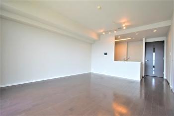 リビングダイニングは開放的な約12.9帖です。