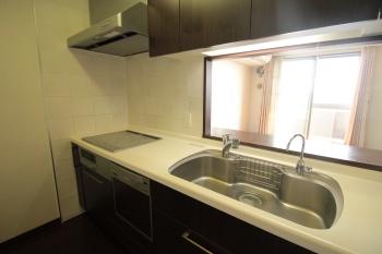 料理をしながらご家族や友人との会話を楽しめる、対面式キッチンが採用されています。