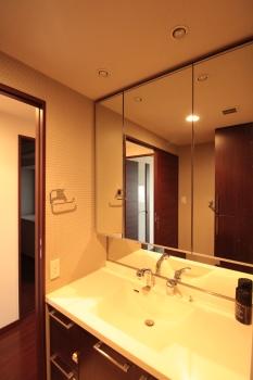 3面鏡が備わった洗面化粧台。ボウルとカウンターはお手入れのしやすい一体型です。