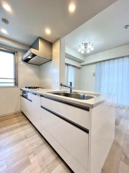 窓のある明るいキッチン（CGによるリフォームイメージです）