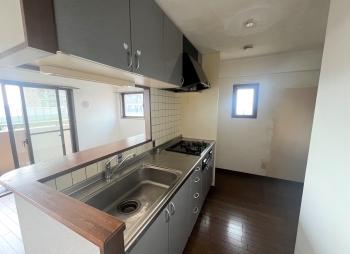 キッチンは対面式のため、リビングにいるご家族との会話を楽しみながら調理できます。