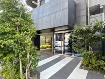 植栽に彩られたエントランス