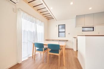 2面採光のダイニング