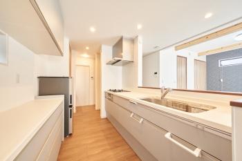 ２WAYの使い勝手の良い対面式キッチン