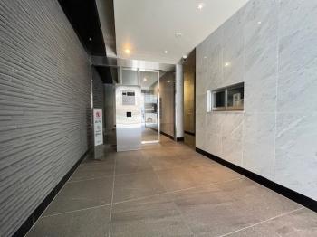 不審者や勧誘員などが建物内に立ち入るのを防いでくれるオートロック付き。