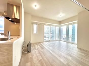 リビングダイニングキッチン（約１５．４帖）　リビング部分に床暖房有