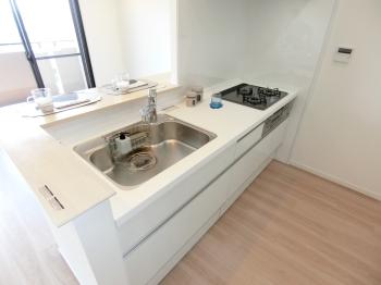 カウンターにテーブルセッティングも可能です