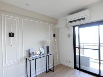 ダイニングにつながるカウンター式の開放感あるホワイトを基調にしたキッチン