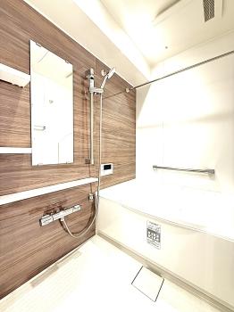 浴室換気乾燥機を備えた追い炊き機能付の浴室